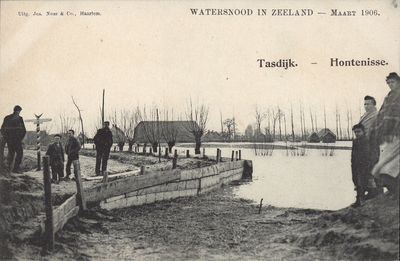 377-111 Watersnood in Zeeland - Maart 1906.. Personen kijken naar de schade aan de Tasdijk te Hontenisse