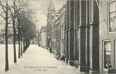 377-13 De Watersnood te Vlissingen (12 Maart 1906). Gezicht op de overstroomde Pottekade te Vlissingen