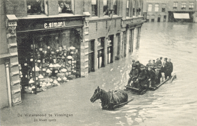 377-19 De Watersnood te Vlissingen (12 Maart 1906). Gezicht op een paard en wagen met mensen in de Lange Walstraat te ...