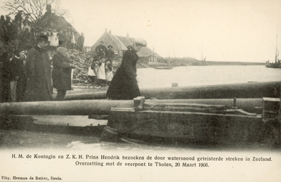 377-2 H.M. de Koningin en Z.K.H. Prins Hendrik bezoeken de door watersnood geteisterde streken in Zeeland. Overzetting ...