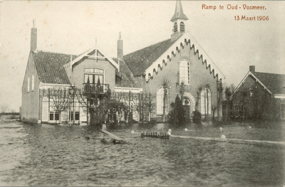 377-30 Ramp te Oud-Vosmeer. 13 Maart 1906. Gezicht op een overstroomde gereformeerde kerk en pastorie te Oud-Vossemeer