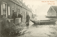 377-34 Ramp te Oud-Vosmeer. 13 Maart 1906. De burgemeester en de veldwachter bij een roeiboot op de Molenweg voor een ...