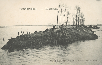 377-55 Watersnood in Zeeland - Maart 1906.. Gezicht op een doorgebroken dijk bij Hontenisse