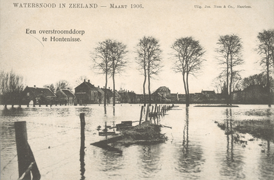 377-65 Watersnood in Zeeland - Maart 1906.. Gezicht op een overstroomde dorp te Hontenisse