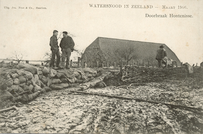 377-68 Watersnood in Zeeland - Maart 1906.. Personen bij een dijkdoorbraak te Hontenisse