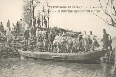 377-71 Watersnood in Zeeland - Maart 1906.. Genietroepen aan het werk bij een dijkdoorbraak te Hontenisse. Bezoek van ...