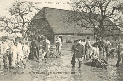 377-75 Watersnood in Zeeland - Maart 1906.. Genietroepen aan het werk bij een dijkdoorbraak te Hontenisse, bij de nieuw ...