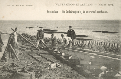 377-77 Watersnood in Zeeland - Maart 1906.. Genietroepen aan het werk bij een dijkdoorbraak te Hontenisse, het leggen ...