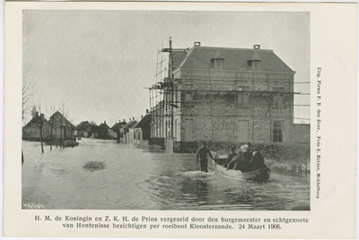 377-11 Watervloed te Vlissingen, 12 Maart 1906. - Kleine Markt.. De overstroomde Kleine Markt te Vlissingen