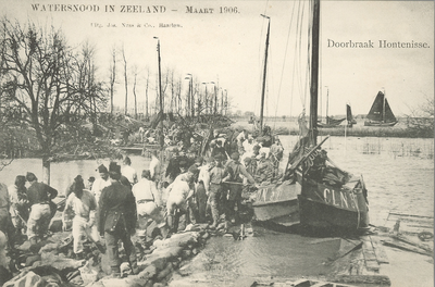 377-80 Watersnood in Zeeland - Maart 1906.. Genietroepen aan het werk bij een dijkdoorbraak te Hontenisse, met ...