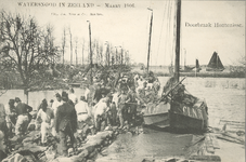 377-80 Watersnood in Zeeland - Maart 1906.. Genietroepen aan het werk bij een dijkdoorbraak te Hontenisse, met ...