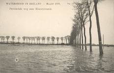 377-86 Watersnood in Zeeland - Maart 1906.. Gezicht op de overstroomde provinciale weg naar Kloosterzande