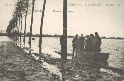 377-95 Watersnood in Zeeland - Maart 1906.. Personen op een roeiboot op de overstroomde provinciale weg te Hontenisse