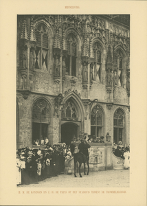 387-5 Middelburg. H.M. de Koningin en Z.H. de Prins op het Stadhuis tijdens de Trommelmarsch. . Op het bordes van het ...