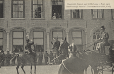 388-1 Koningin Wilhelmina en prins Hendrik voor het raam van het hotel de Abdij te Middelburg