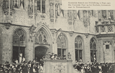 388-2 Koningin Wilhelmina en prins Hendrik op het bordes van het stadhuis aan de Grote Markt te Middelburg, luisterend ...