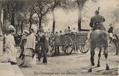 389-2 De Ontvangst aan 't Station. Koningin Wilhelmina en prins Hendrik in een gereedstaand rijtuig na ontvangst op het ...