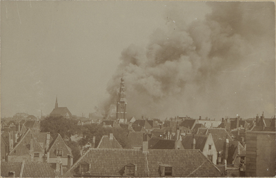396-4 Rookpluimen stijgen op boven de toren van de Grote- of Sint Jacobskerk te Vlissingen