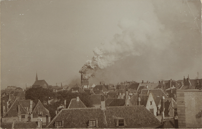 396-5 Rookpluimen stijgen op boven de toren van de Grote- of Sint Jacobskerk te Vlissingen