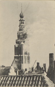 396-6 De toren van de Grote- of Sint Jacobskerk te Vlissingen tijdens de brand