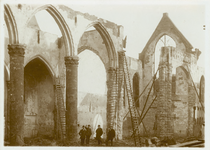 397-2 De Sint Jacobskerk te Vlissingen na de brand, opnemen van de schade
