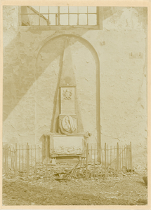 397-5 De Sint Jacobskerk te Vlissingen na de brand, het grafmonument van D.O. Barwell