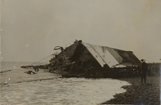 398-14 Onderdelen van het schip Edward Dawson (Ville of Douai), gestrand op het Bankje van Zoutelande, uitgebrand tot ...