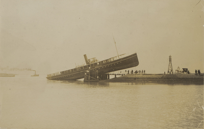 398-15 De veerboot de minister C. Lelij gestrand op de steiger bij Bruinisse