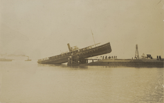 398-15 De veerboot de minister C. Lelij gestrand op de steiger bij Bruinisse