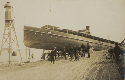 398-17 De veerboot de minister C. Lelij gestrand op de steiger bij Bruinisse