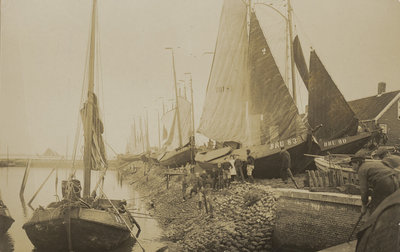 398-22 Vissersvaartuigen op de kant in de haven van Bruinisse, waaronder de Bru 90, 83 en 149