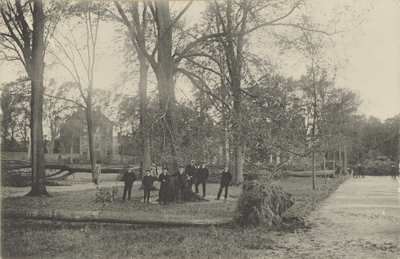 398-6 Jongens bij een boom tussen omgevallen bomen op het Molenwater te Middelburg