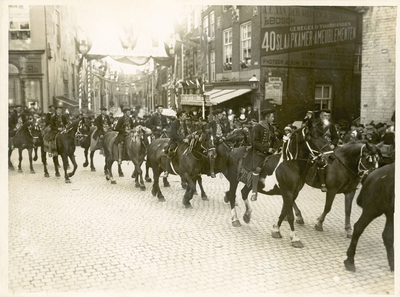402-1 Landlieden te paard op de Grote Markt voor het stadhuis