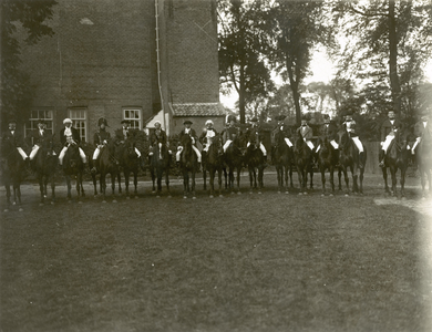402-12 Deelnemers aan de optocht te paard