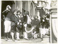 402-14 De hoofdpersonen op het bordes van het stadhuis