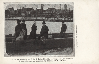 421-101 H.M. de Koningin en Z.K.H. Prins Hendrik op weg naar Oud-Vosmeer. Overzetting met de Veerpont te Tholen. 20 ...