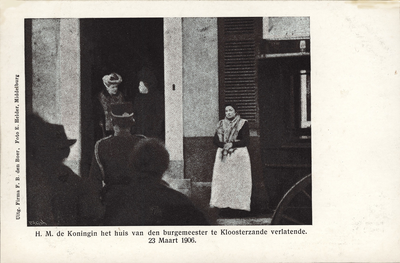 421-102 H.M. de Koningin het huis van den burgemeester te Kloosterzande verlatende. 23 Maart 1906. Koningin Wilhelmina ...