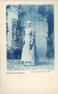 421-2 Wilhelmina. Prinses Wilhelmina, poserend in Friese klederdracht, in een decor van Friese tegels (Makkum)