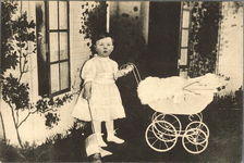 421-37 H.K.H. Prinses Juliana. Prinses Juliana met een kinderwagen en een vlaggetje in de tuin