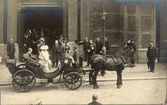 421-58 Koningin Wilhelmina en prins Hendrik stappen in een rijtuig voor de grote of Sint Jacobskerk te Rotterdam