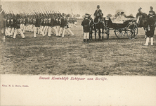 421-88 Bezoek Koninklijk Echtpaar aan Berlijn. Militaire parade tijdens het bezoek van koningin Wilhelmina (in een ...