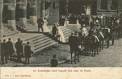 421-92 De Koninklijke stoet begeeft zich naar de Beurs. Koningin Wilhelmina en prins Hendrik op de trappen van de Beurs ...