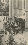421-98 Doopplechtigheid Prinses Juliana 5 Juni 1909. Koningin Wilhelmina komt in een rijtuig aan voor de Willemskerk te ...
