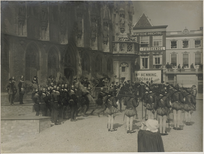 422-4 Spaanse soldaten met stro voor het stadhuis