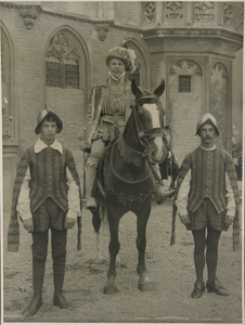 422-9 Willem van Oranje te paard met 2 knechten voor het stadhuis