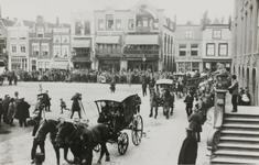 426-2 Een parade van Zeeuwse boerenrijtuigen met personen in klederdracht voor het stadhuis op de Grote Markt te Goes