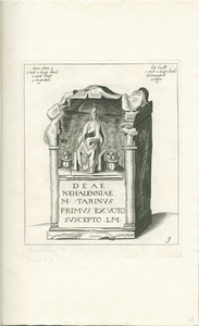 439-12 Het altaar voor de godin Nehalennia, met vermelding van de grootte van het altaar
