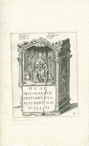 439-6 Het altaar voor de godin Nehalennia, met vermelding van de grootte van het altaar