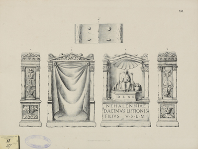 443-16 Een altaarsteen voor de godin Nehalennia, met de zijkanten versierd met bloemen, achterzijde, met draperie en ...