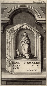 445-1 Een altaarsteen opgedragen aan de godin Nehalennia, op 5 januari 1647 gevonden op het strand van Domburg